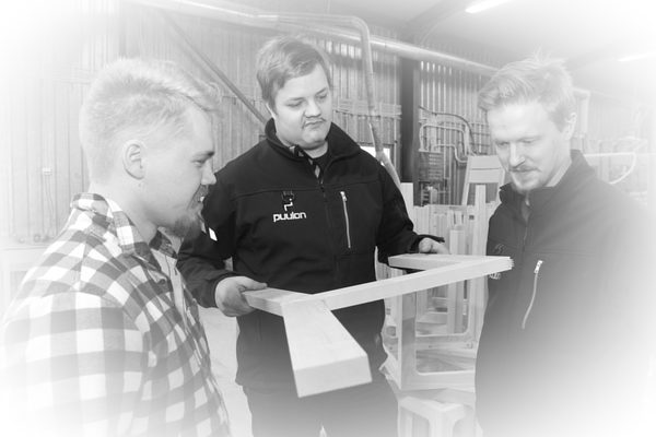 Puulonin nuoret yrittäjät. Vasemmalla myyjä Tomas Nordström, tuotantopäällikkö Jaakko Järvi keskellä sekä toimitusjohtaja Olli Hietajärvi. Vuonna 2016 omistajiksi tulivat vielä muotoilija Risto Luoma sekä Markku Pelkonen.